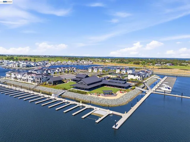 YOUR PRIVATE RESORT STYLE LIVING!