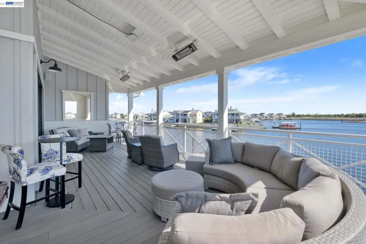 UPSTAIRS & DOWNSTAIRS WRAP AROUND DECKS