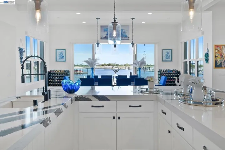 NEUTRAL COLOR PALETTE THROUGHOUT