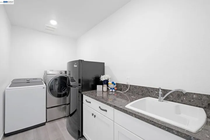 LAUNDRY ROOM WITH SINK