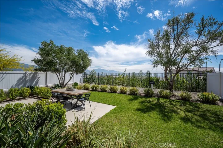 2433 Gunner Ridge Way, Rialto, California 92377