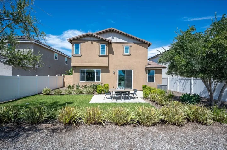 2433 Gunner Ridge Way, Rialto, California 92377