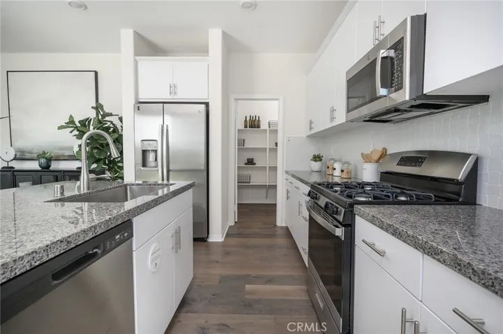 2433 Gunner Ridge Way, Rialto, California 92377