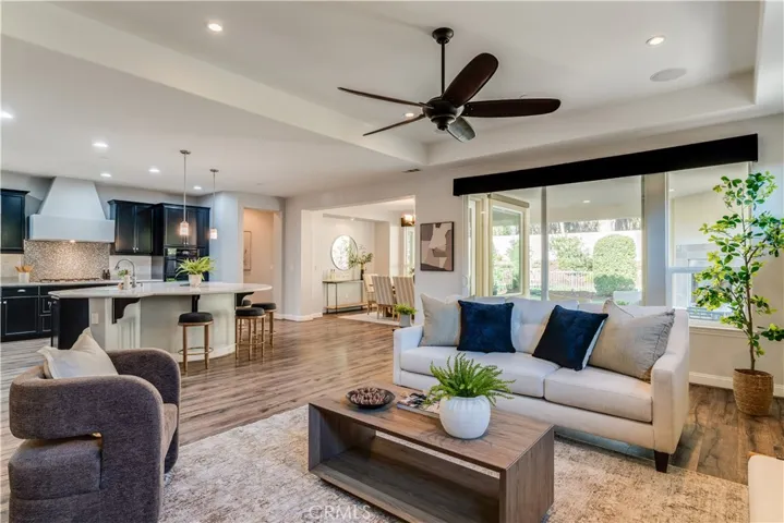 Pictures reflect previous furnishings.