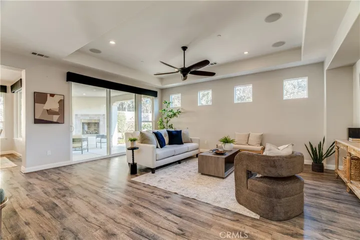 Pictures reflect previous furnishings.