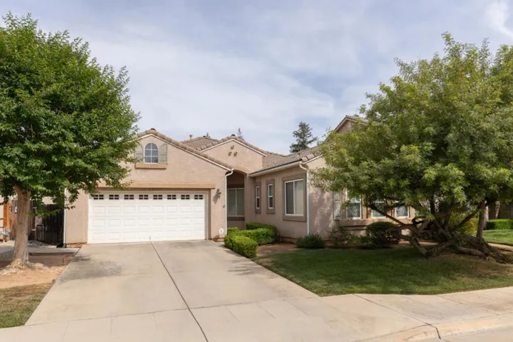 1827 N Joshua Avenue, Clovis, California 93619