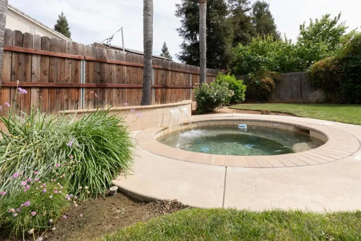 1827 N Joshua Avenue, Clovis, California 93619