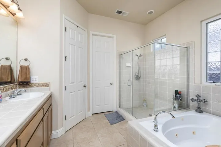 1827 N Joshua Avenue, Clovis, California 93619