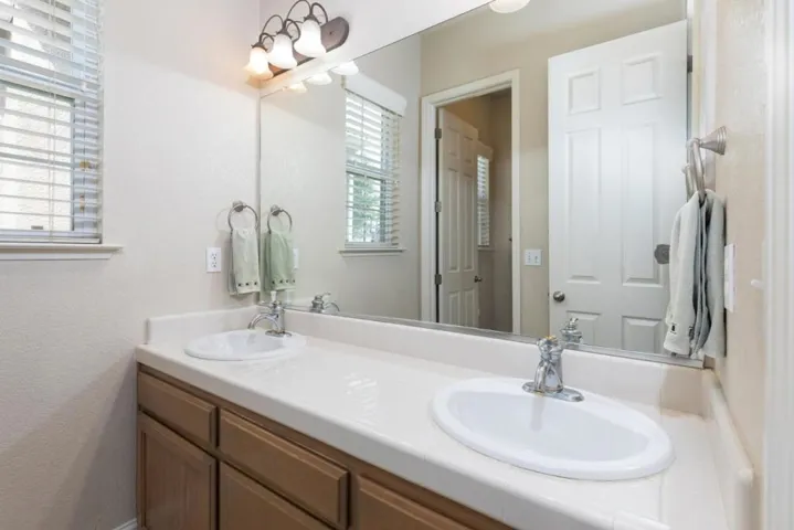 1827 N Joshua Avenue, Clovis, California 93619