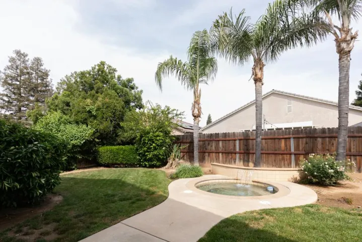 1827 N Joshua Avenue, Clovis, California 93619