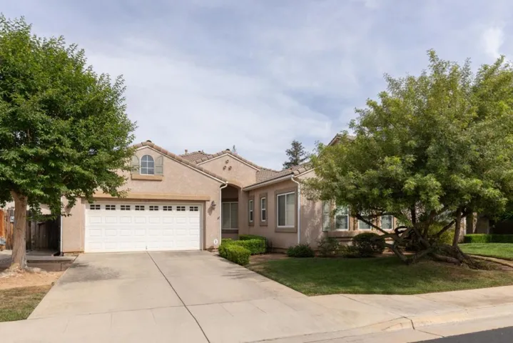 1827 N Joshua Avenue, Clovis, California 93619