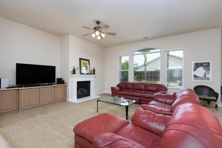 1827 N Joshua Avenue, Clovis, California 93619