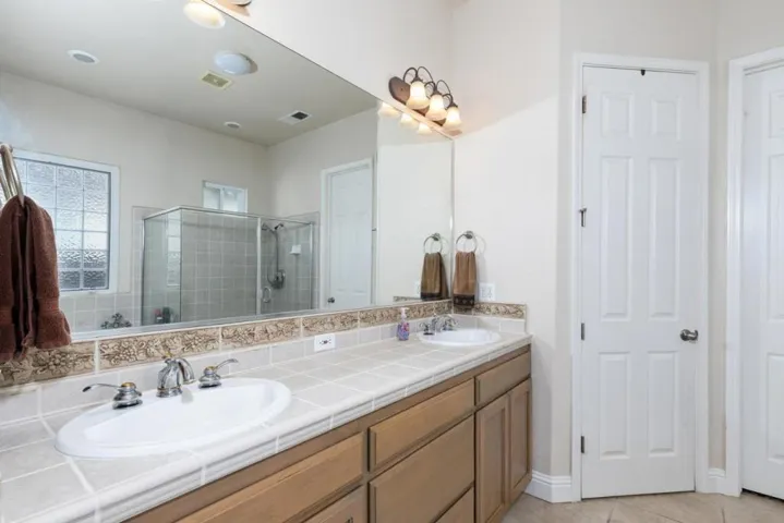 1827 N Joshua Avenue, Clovis, California 93619