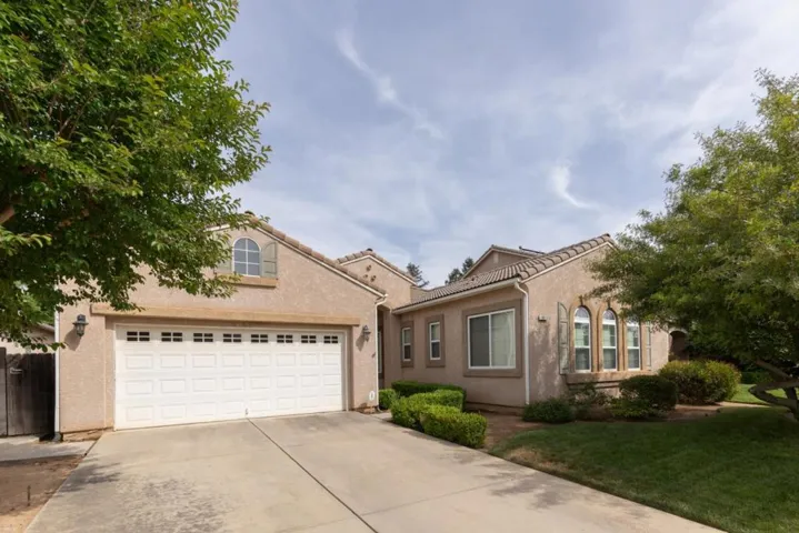1827 N Joshua Avenue, Clovis, California 93619