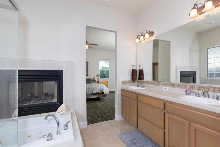 1827 N Joshua Avenue, Clovis, California 93619