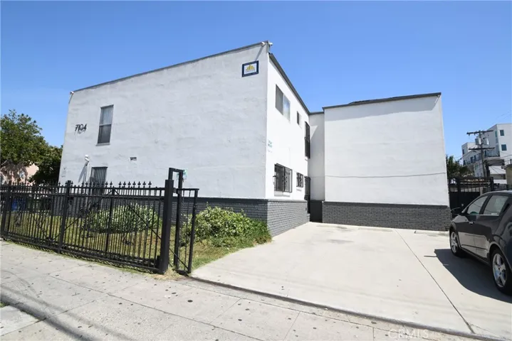 7104 San Pedro, Los Angeles, California 90003