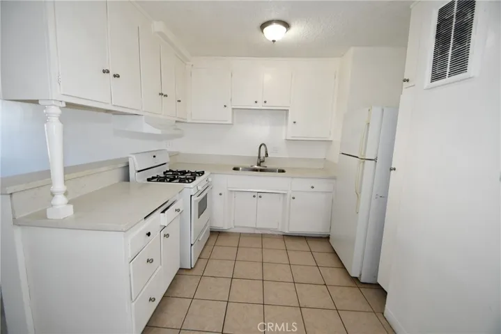 7104 San Pedro, Los Angeles, California 90003