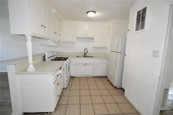 7104 San Pedro, Los Angeles, California 90003