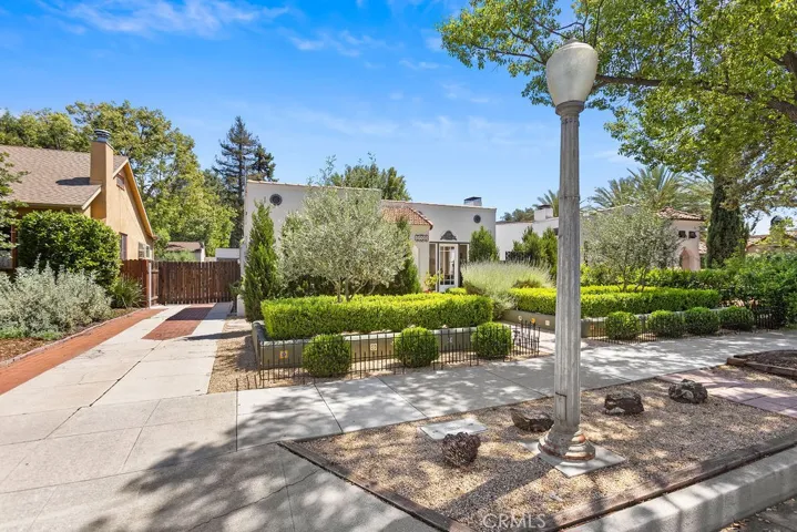1710 N Los Robles, Pasadena, California 91104