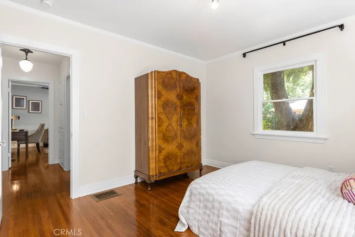 1710 N Los Robles, Pasadena, California 91104