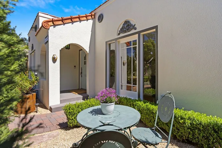 1710 N Los Robles, Pasadena, California 91104