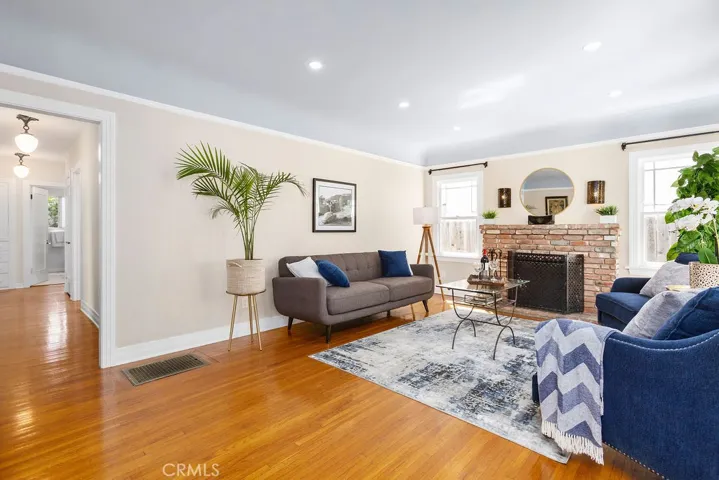 1710 N Los Robles, Pasadena, California 91104