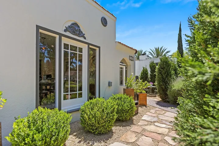 1710 N Los Robles, Pasadena, California 91104