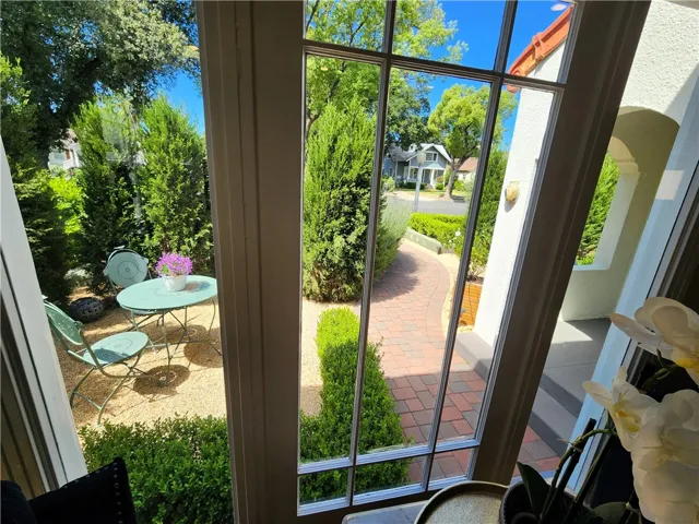 1710 N Los Robles, Pasadena, California 91104