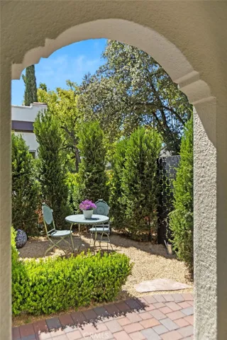 1710 N Los Robles, Pasadena, California 91104