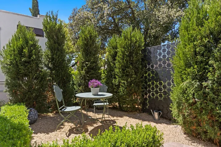 1710 N Los Robles, Pasadena, California 91104
