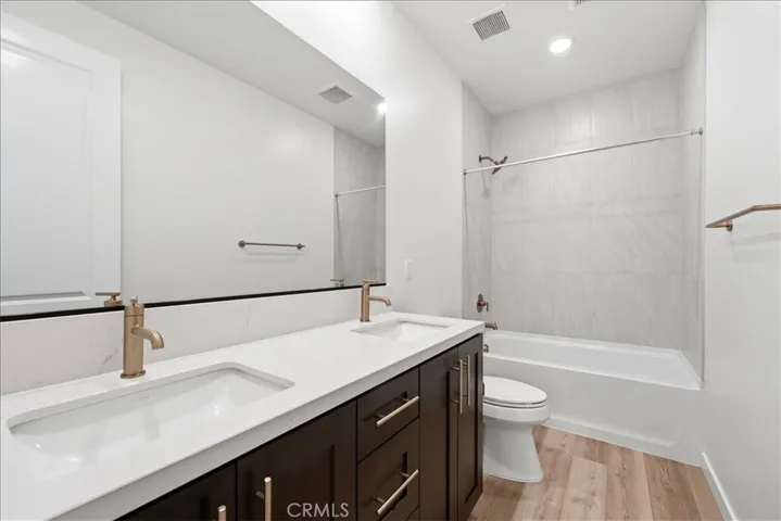 2nd Level Secondary Bathroom w/dual vanity