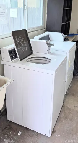 Coin-operated washer & dryer