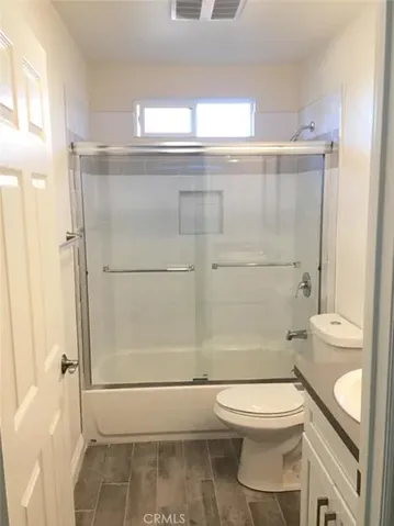 Photos taken before current tenants moved in. Actual condition may vary.