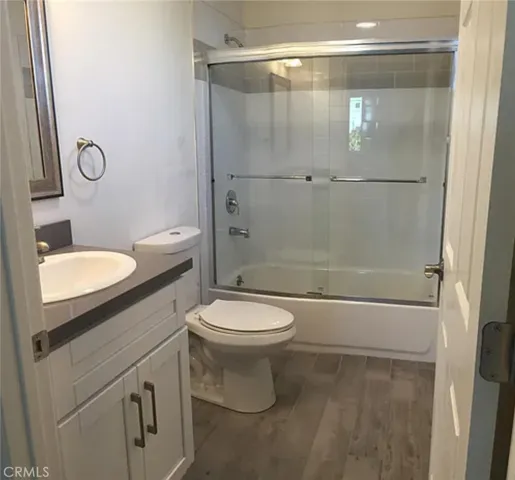 Photos taken before current tenants moved in. Actual condition may vary.