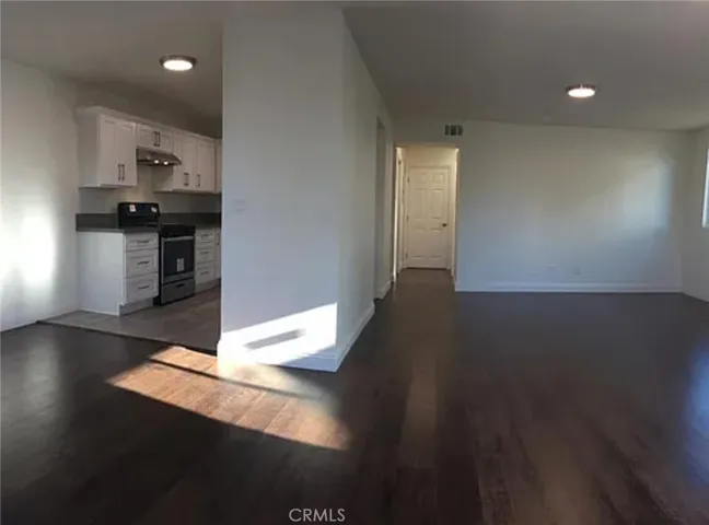 Photos taken before current tenants moved in. Actual condition may vary.