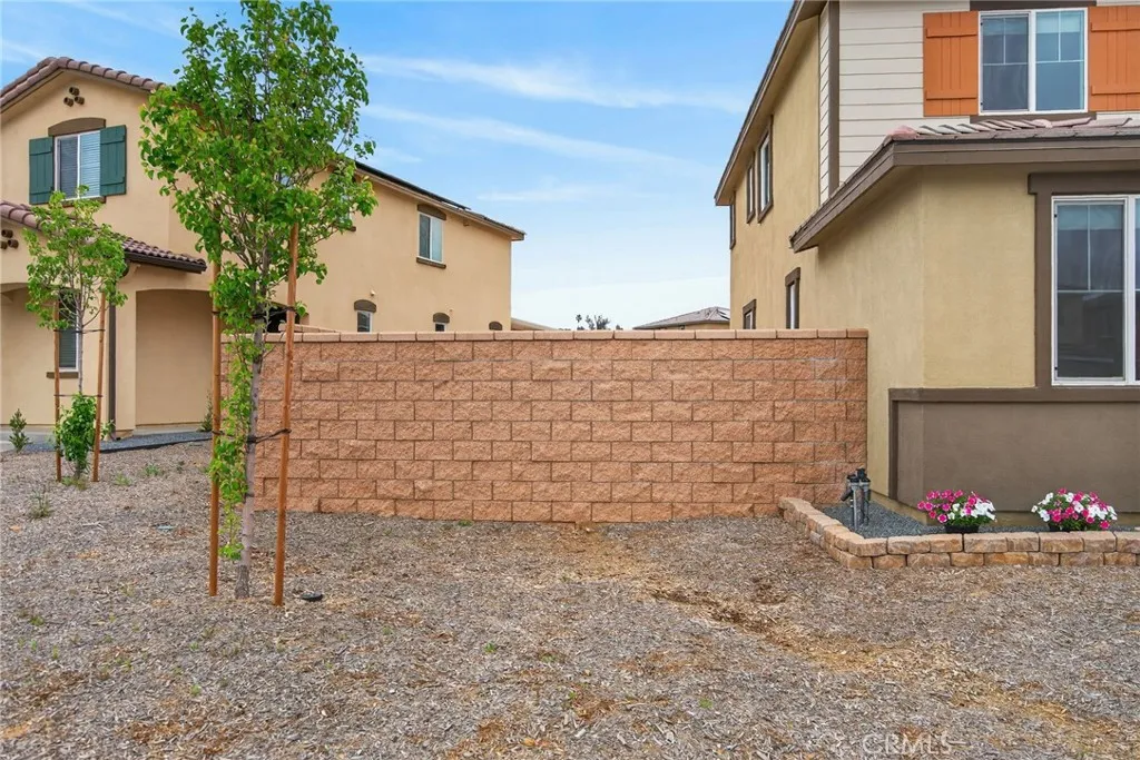 Large side yard- Potential RV Parking