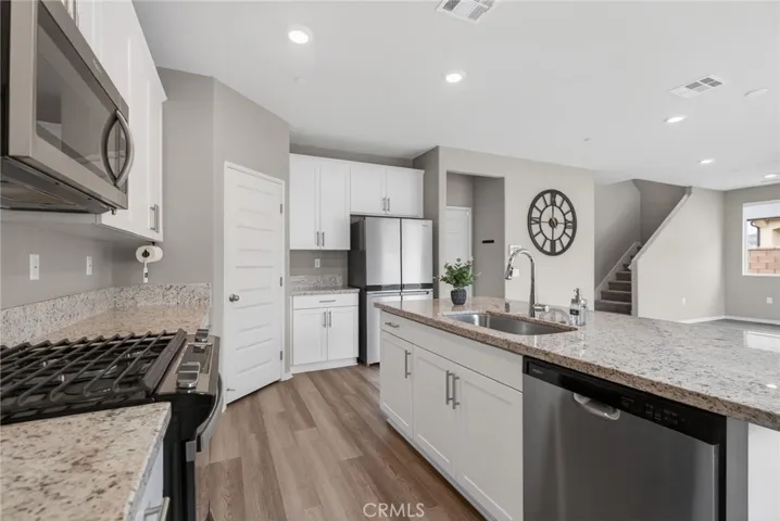 Island facing the family room- Great for Entertaining