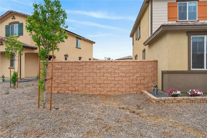 Large side yard- Potential RV Parking