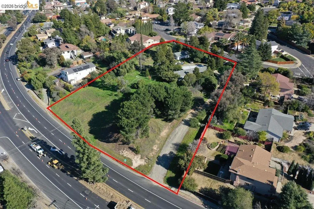 Aerial view of residential area featuring property parcel outlined