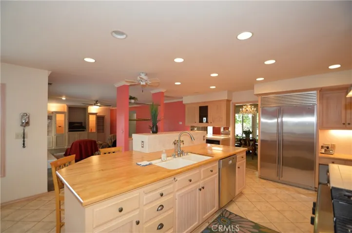 Kitchen & breakfast bar