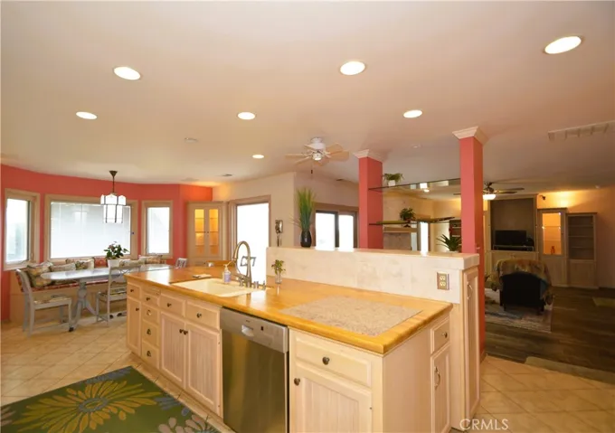 Kitchen & breakfast bar