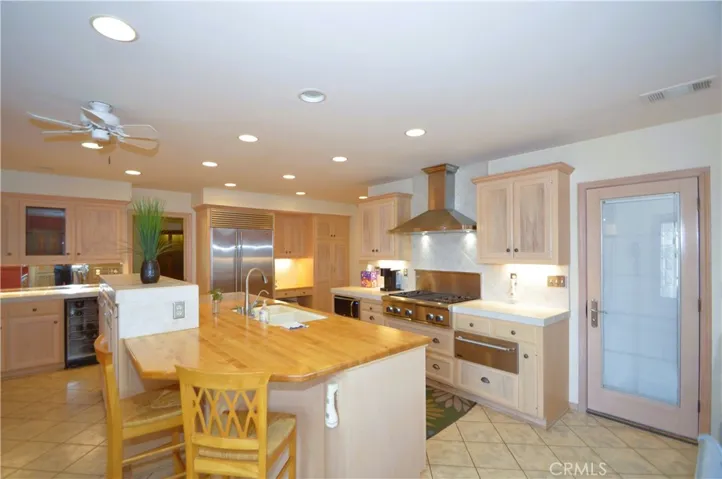 Kitchen & breakfast bar
