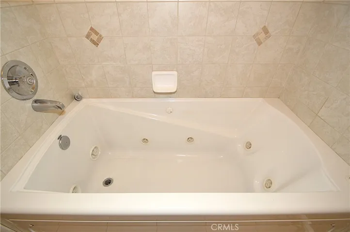 Main bathroom jetted tub