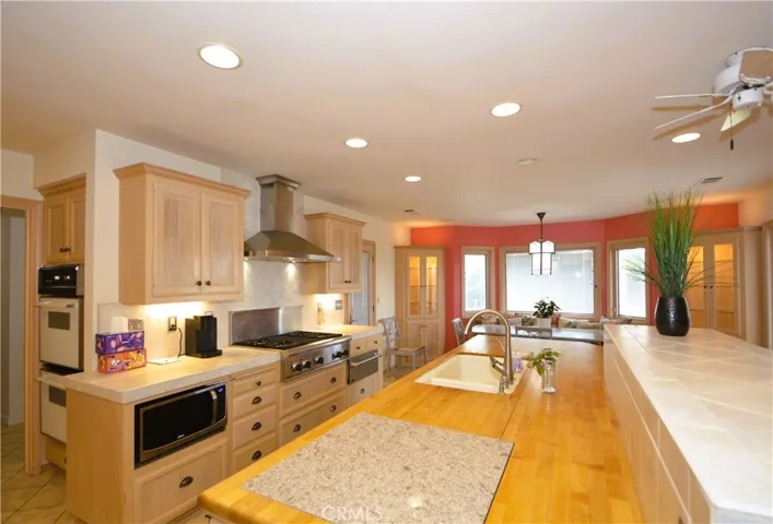 Kitchen & breakfast bar