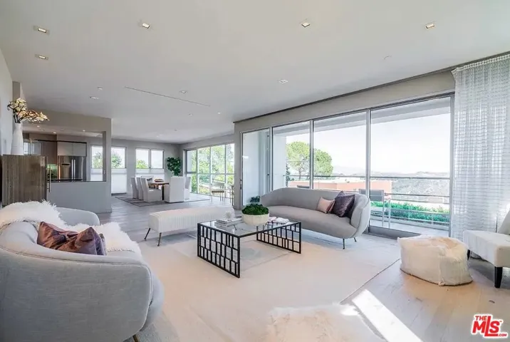 2391 Roscomare 201, Los Angeles, California 90077