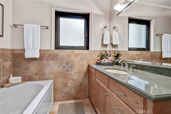 Beautifully modeled full bath on the first floor