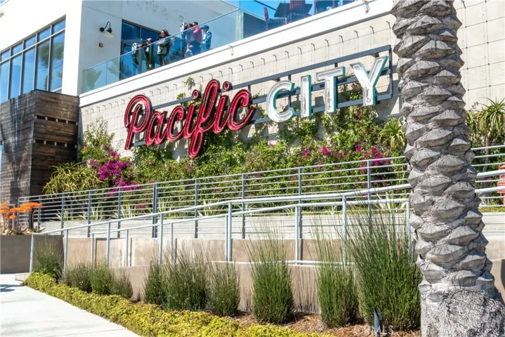 Welcome to your nearby shopping plaza! Pacific City.