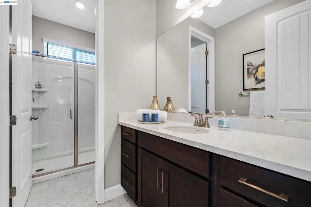 Full Bath Off of Loft