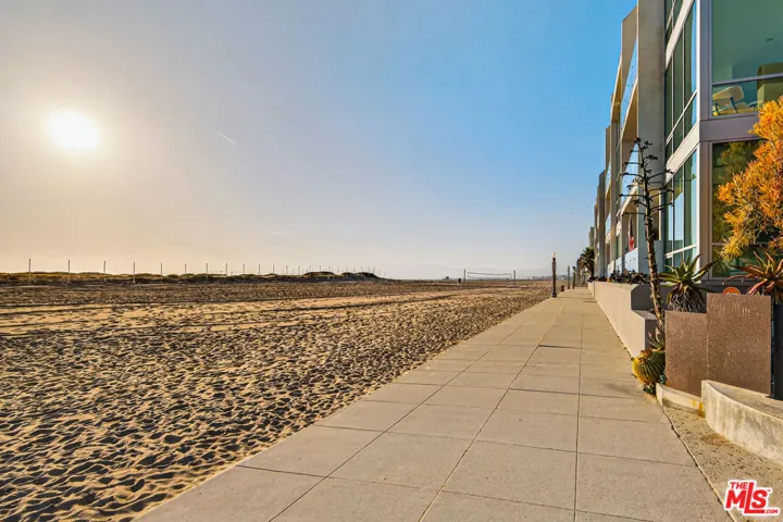 11 Voyage Street, Marina Del Rey, California 90292