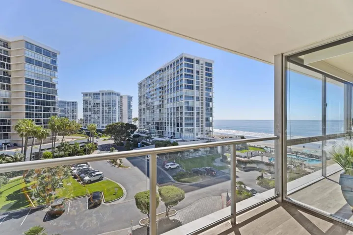 Another look at the awesome ocean view balcony!